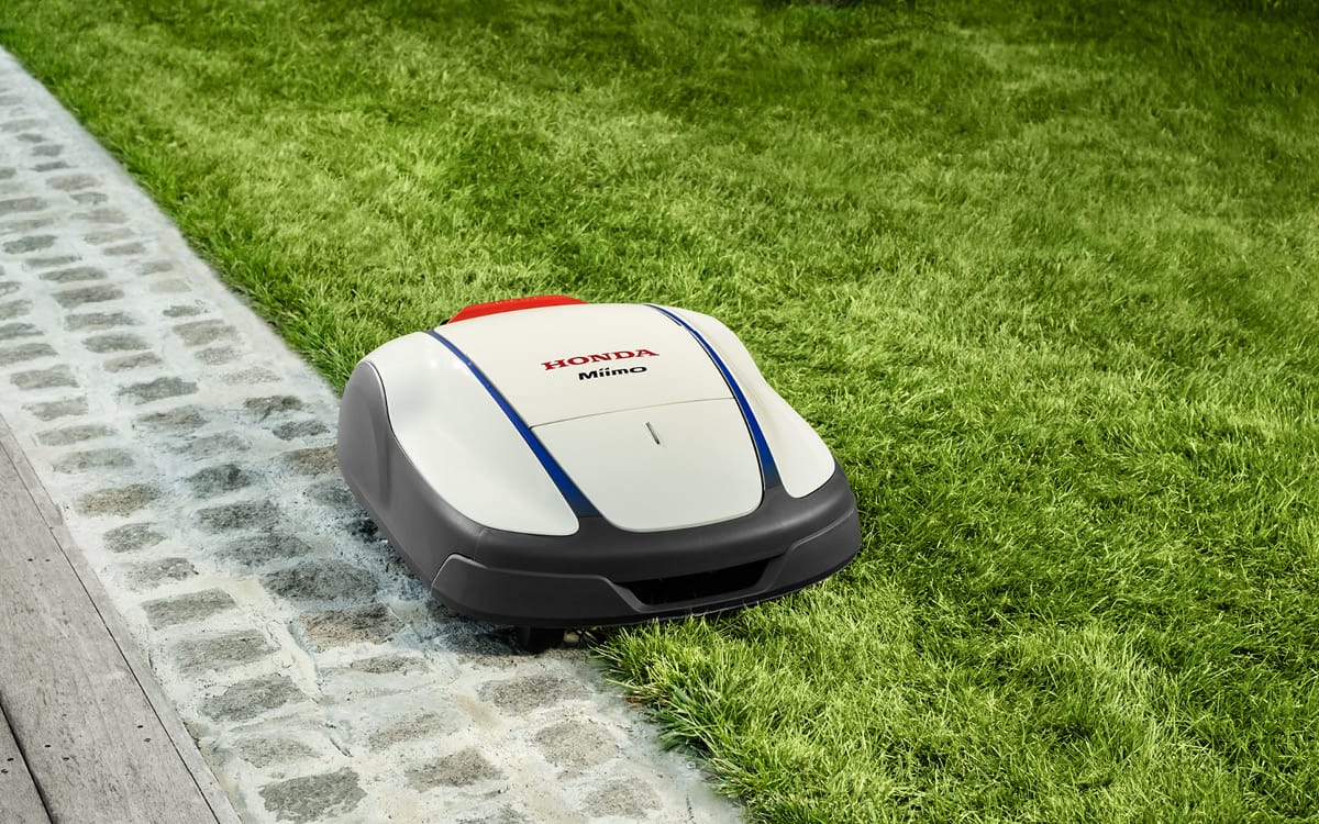 Honda Miimo robotgräsklippare klipper kanten av en grön gräsmatta