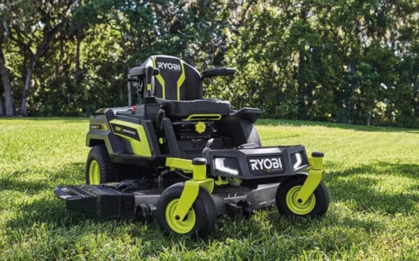 RYOBI åkgräsklippare RY72ZTRX137-310 på en grön gräsmatta med träd i bakgrunden